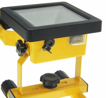 Светодиодный прожектор переносной на аккумуляторе 10 Вт